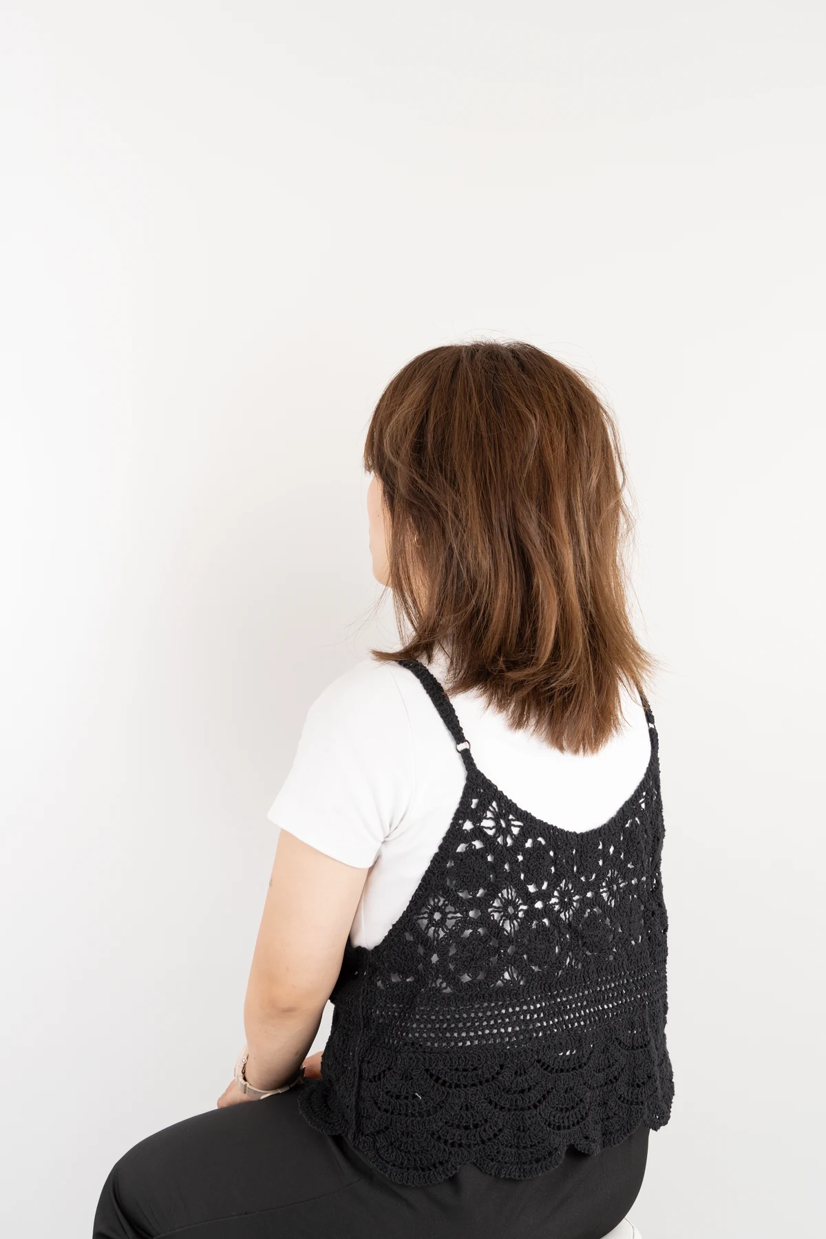 肩までの髪にソニックヒートアイロンIPを使用する前の斜め後方