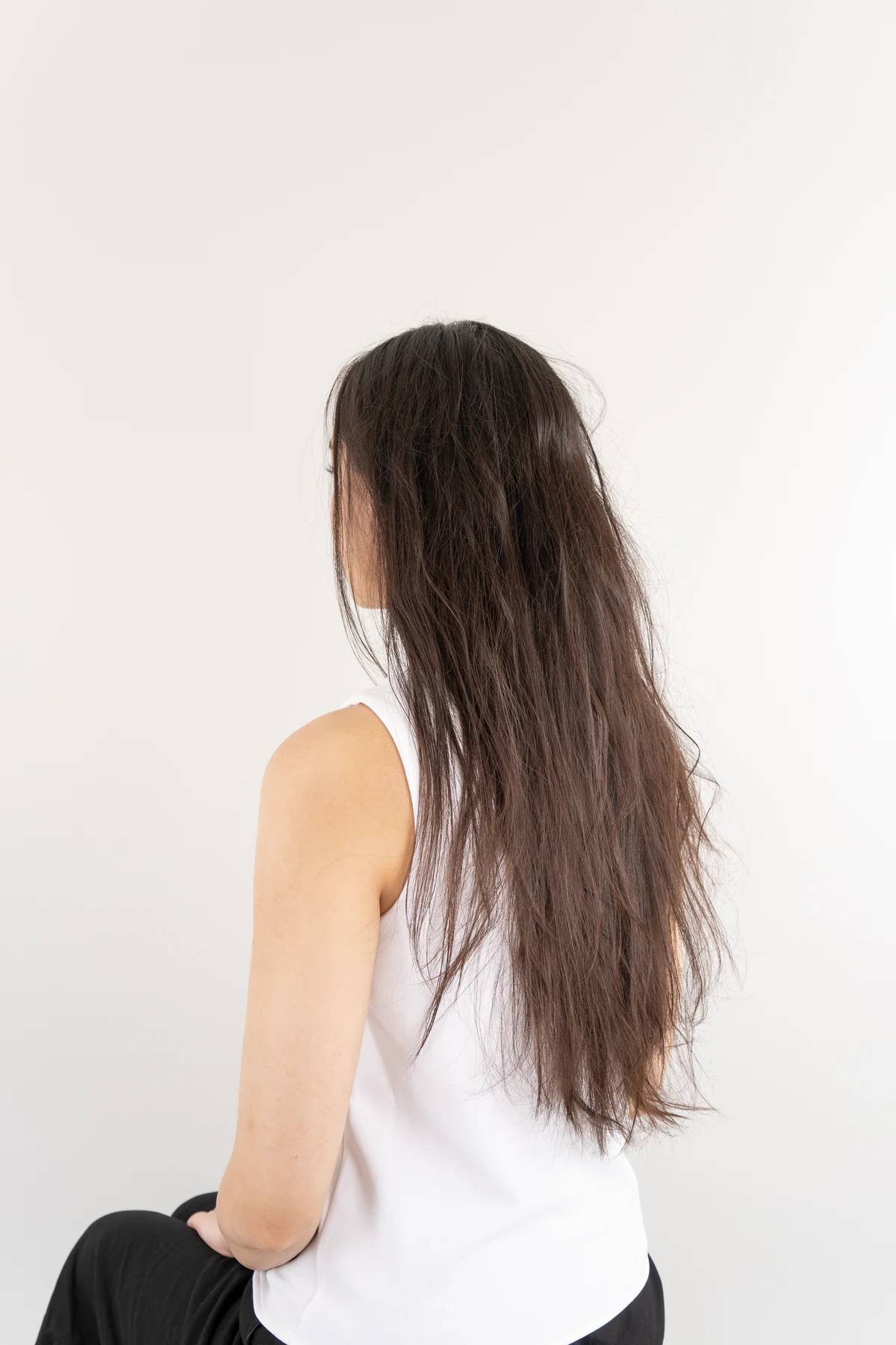 ロングヘアにソニックヒートアイロンIPを使用する前の斜め後方